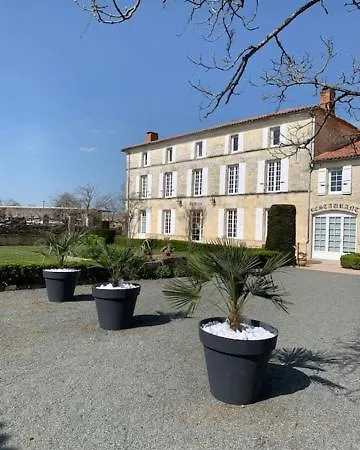 Logis Domaine Du Prieure מלון