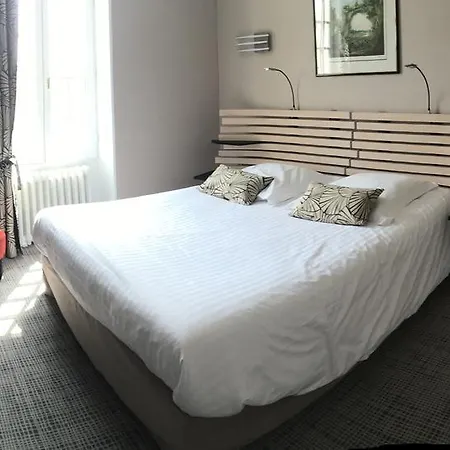 Logis Domaine Du Prieuré Hotel 3*