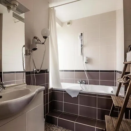 Logis Domaine Du Prieure Hotel 3*