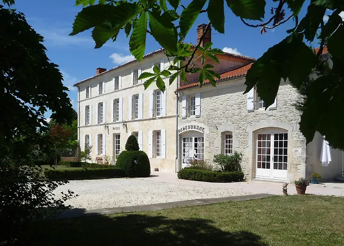 Logis Domaine Du Prieuré Hotel 3*