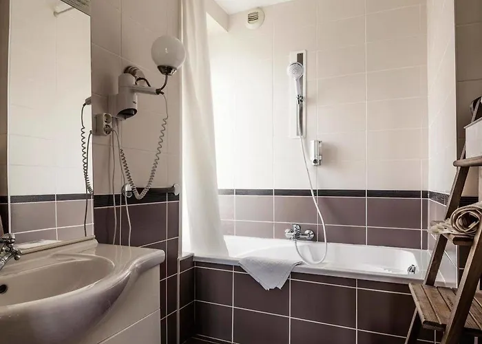 Logis Domaine Du Prieuré Hotel 3*